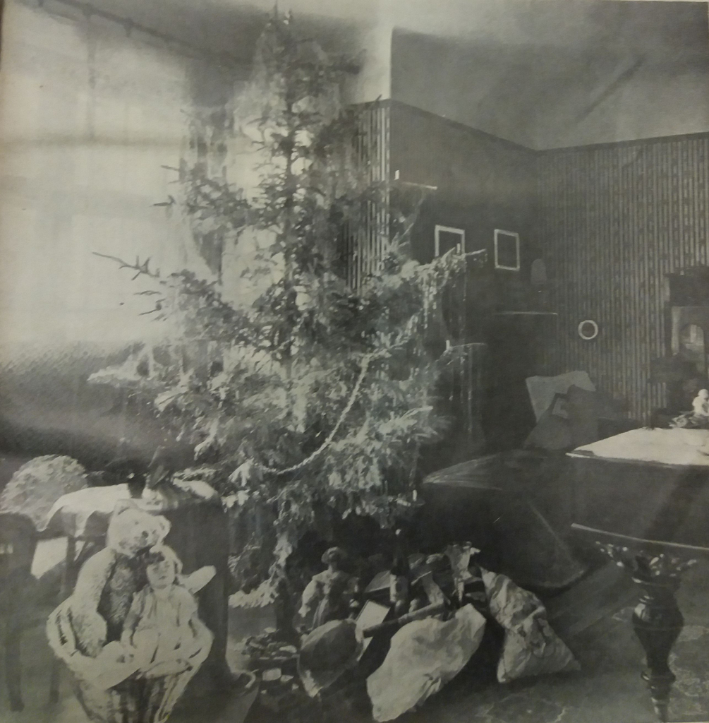 Choinka z prezentami w jednym z gdańskich mieszkań 1927r. (ze zbiorów PAN Biblioteka Gdańska)