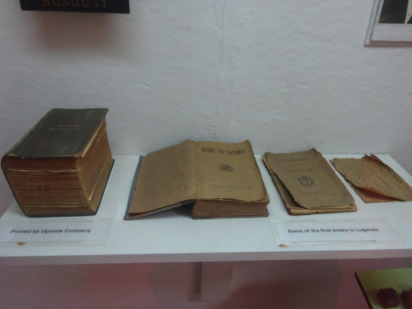 Pierwsze książki wydane w Ugandzie (Fot. archiwum prywatne).