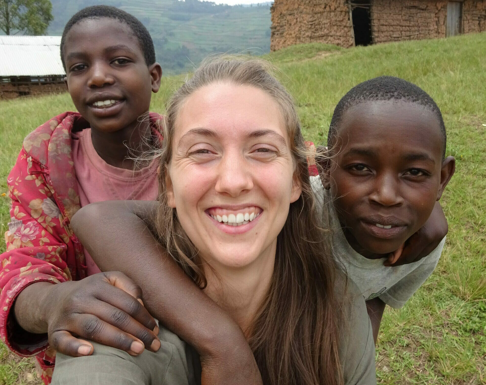 Serdeczności Ugandyjczyków doświadcza się na każdym kroku. Wioleta Gierszewska z ugandyjskimi dziećmi ( Fot. archiwum prywatne).
