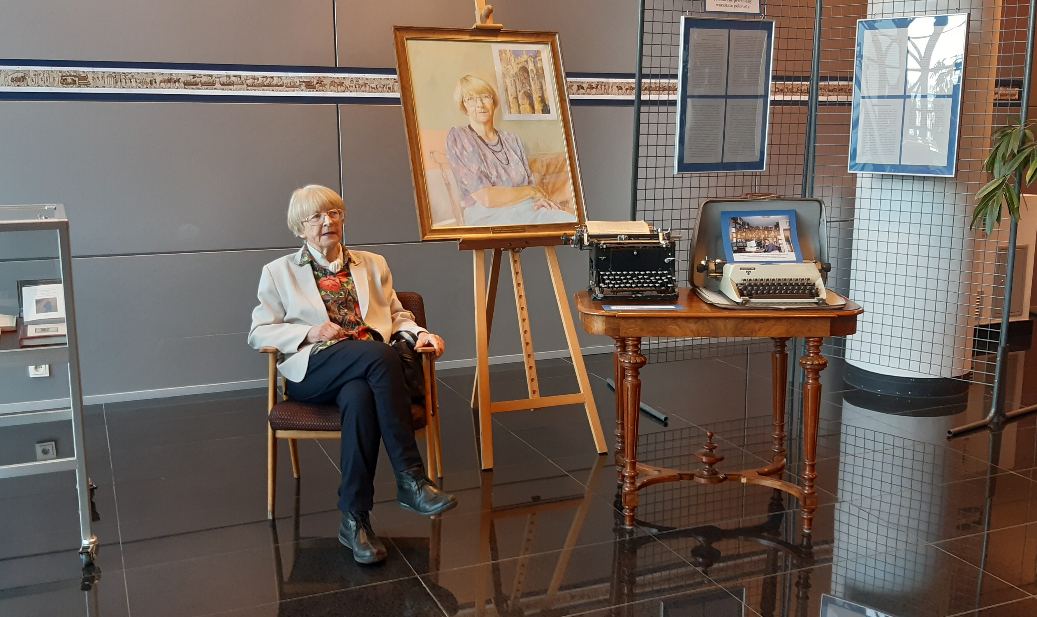 Profesor Małgorzata Czermińska na poświęconej jej wystawie Fot. dr Justyna Pomierska