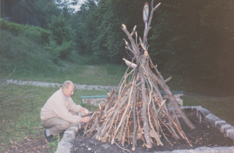 Józef Ulenberg rozpala ognisko
na terenie OW w Łączynie,
rok 1996
(Fot. Archiwum prywatne)