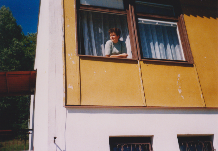 Irena Ulenberg w oknie pawilonu Ośrodka Wypoczynkowego w Łączynie, rok 1999 (Fot. Archiwum prywatne)