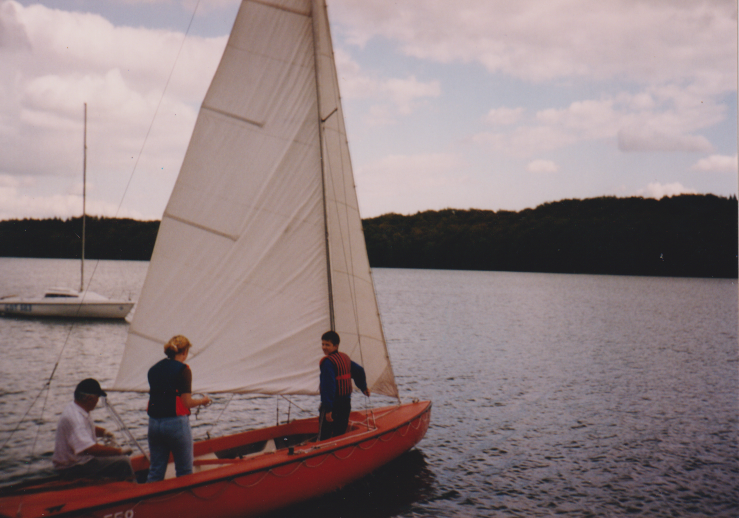 W Ośrodku Wypoczynkowym
w Łączynie przez niemal 30 lat
odbywały się kursy i obozy
żeglarskie, rok 1998
(Fot. Archiwum prywatne)