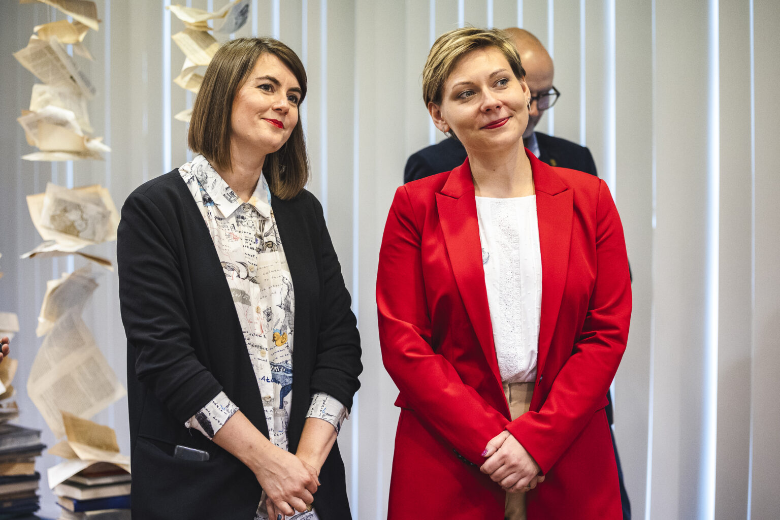 Kuratorki wystawy: Barbara Madany (z lewej) 
i Marta Szaszkiewicz (Fot. Alan Stocki/UG).