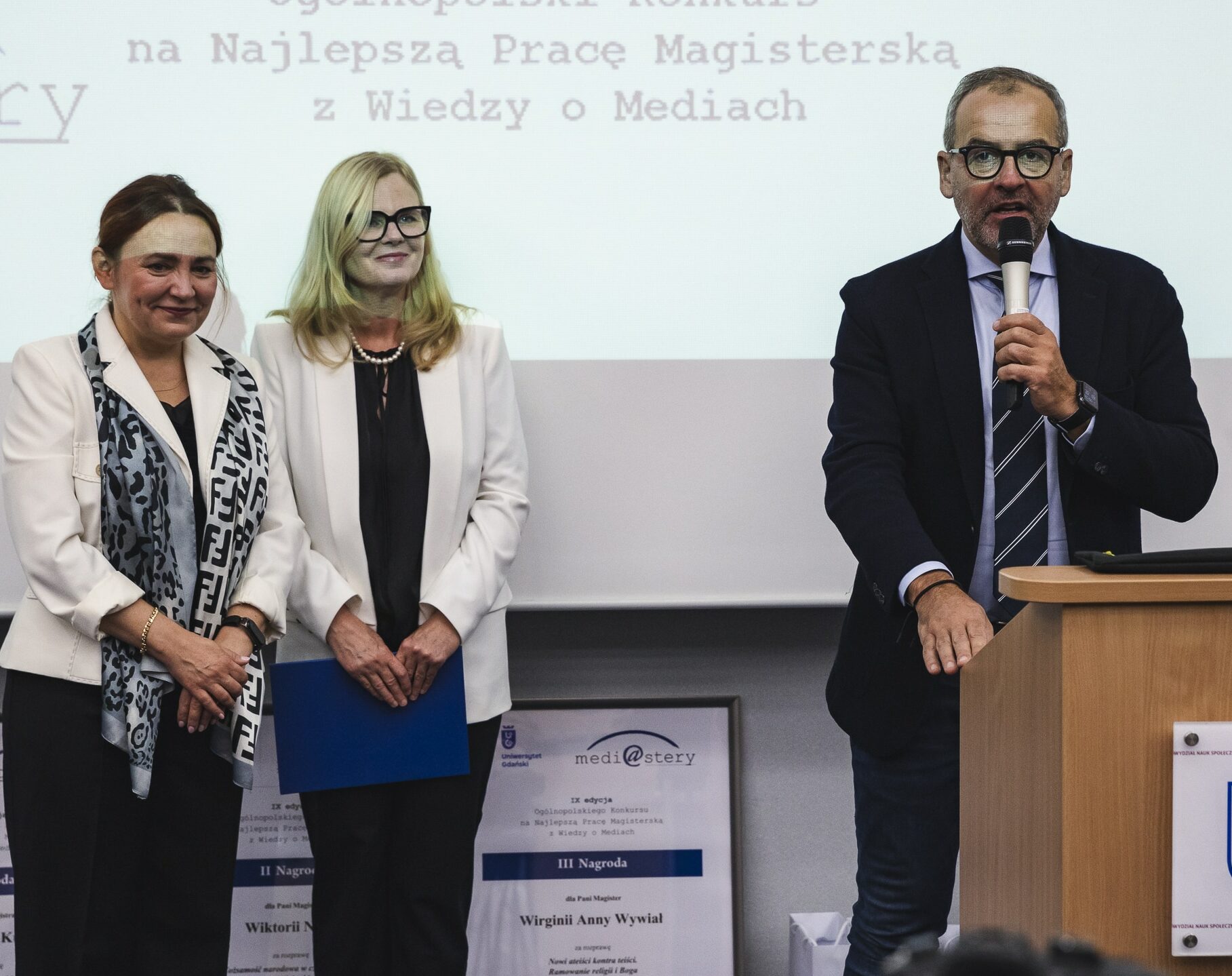 Od lewej: prof. Małgorzata Łosiewicz, dr Beata Czechowska-Derkacz, prof. Piotr Stepnowski (Fot. Alan Stocki/UG).