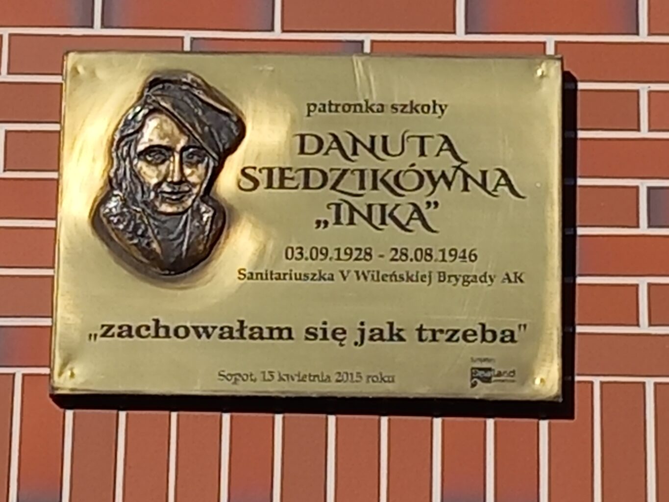 Tablica upamiętniająca Danutę Siedzikównę „Inkę” 
na budynku Zespołu Szkół Technicznych w Sopocie
(Fot. Tomasz Neumann).

