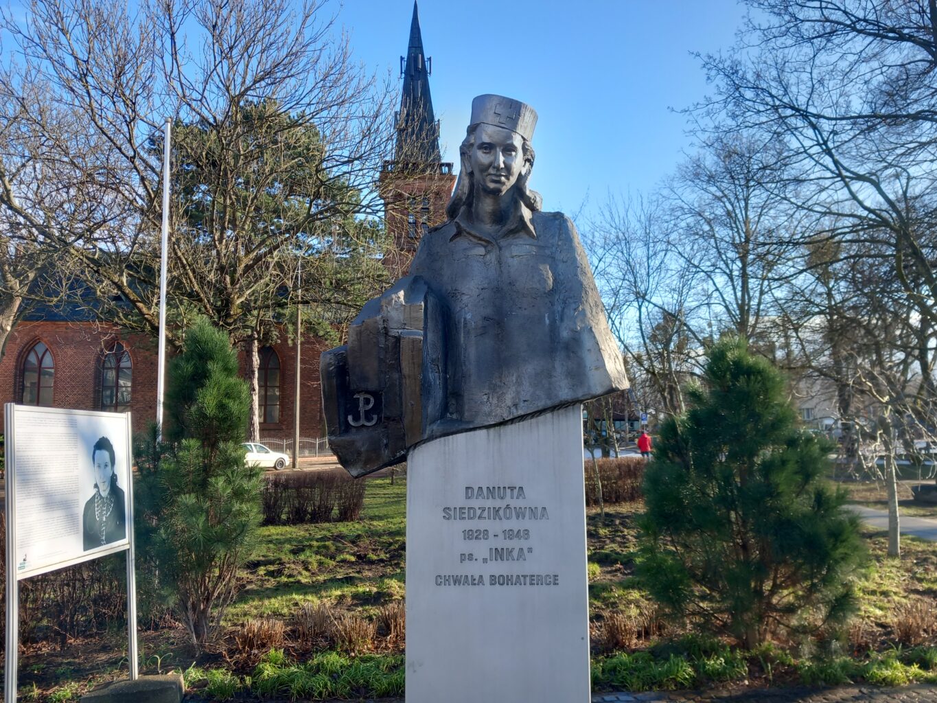 Pomnik Danuty Siedzikówny „Inki” na skwerze jej imienia, 
przy ul. Gościnnej w Gdańsku-Oruni
(Fot. Tomasz Neumann).
