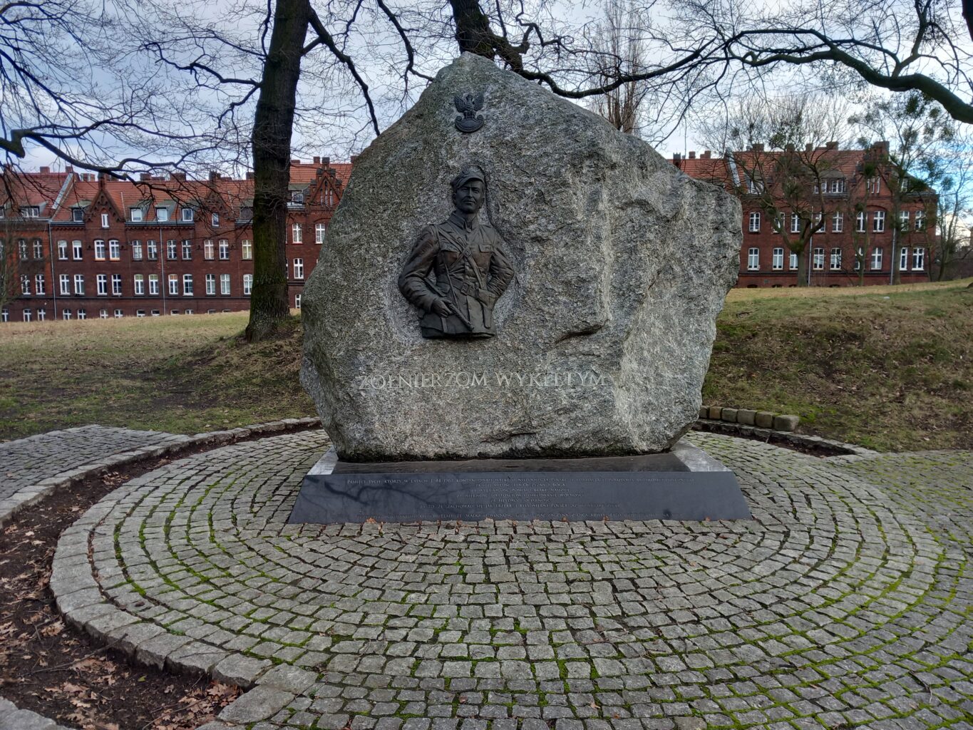 Pomnik Żołnierzy Wyklętych w pobliżu Cmentarza 
Garnizonowego w Gdańsku
(Fot. Tomasz Neumann).
