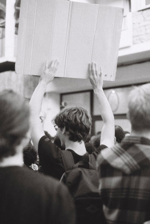 Echa wydarzeń marca 1968 roku wśród studentów i studentek Wyższej Szkoły Pedagogicznej w Gdańsku (Grafika ze strony: https://www.pexels.com/pl-pl/zdjecie/ulica-chodzenie-transparent-znak-15170565/).