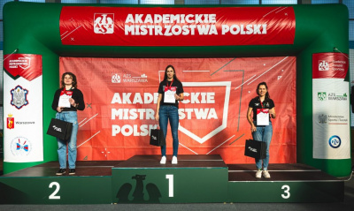 Monika Trawczyńska na podium (fot. AZS Warszawa).