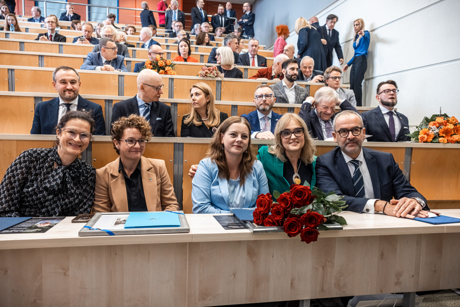  Na dole, od lewej: prezydent Gdańska Aleksandra Dulkiewicz, prezydent Sopotu Magdalena Czarzyńska-Jachim, prezydent Gdyni  
Aleksandra Kosiorek, posłanka do Parlamentu Europejskiego dr Magdalena Adamowicz, rektor UG prof. Piotr Stepnowski
(Fot. Tomasz Nowicki).