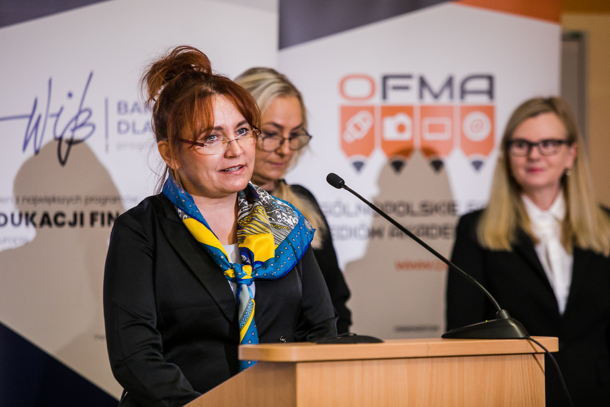 Gala konkursu Medi@stery. Na zdjęciu od lewej: prof. Małgorzata Łosiewicz, prof. Anna Ryłko-Kurpiewska, dr Beata Czechowska-Derkacz (Fot. Karol Stańczak, dziennikarstwo i komunikacja społeczna UG, specjalność fotografia medialna i reklamowa).