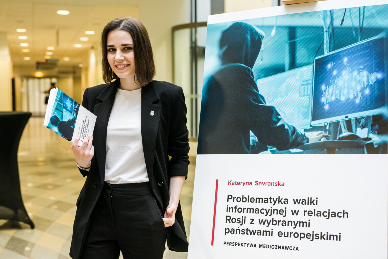 Kateryna Savranska, laureatka  
VI edycji konkursu Medi@stery,  
promuje swoją książkę
( Fot.  Karol Stańczak,  
dziennikarstwo i komunikacja  
społeczna UG, specjalność  
fotografia medialna i reklamowa).