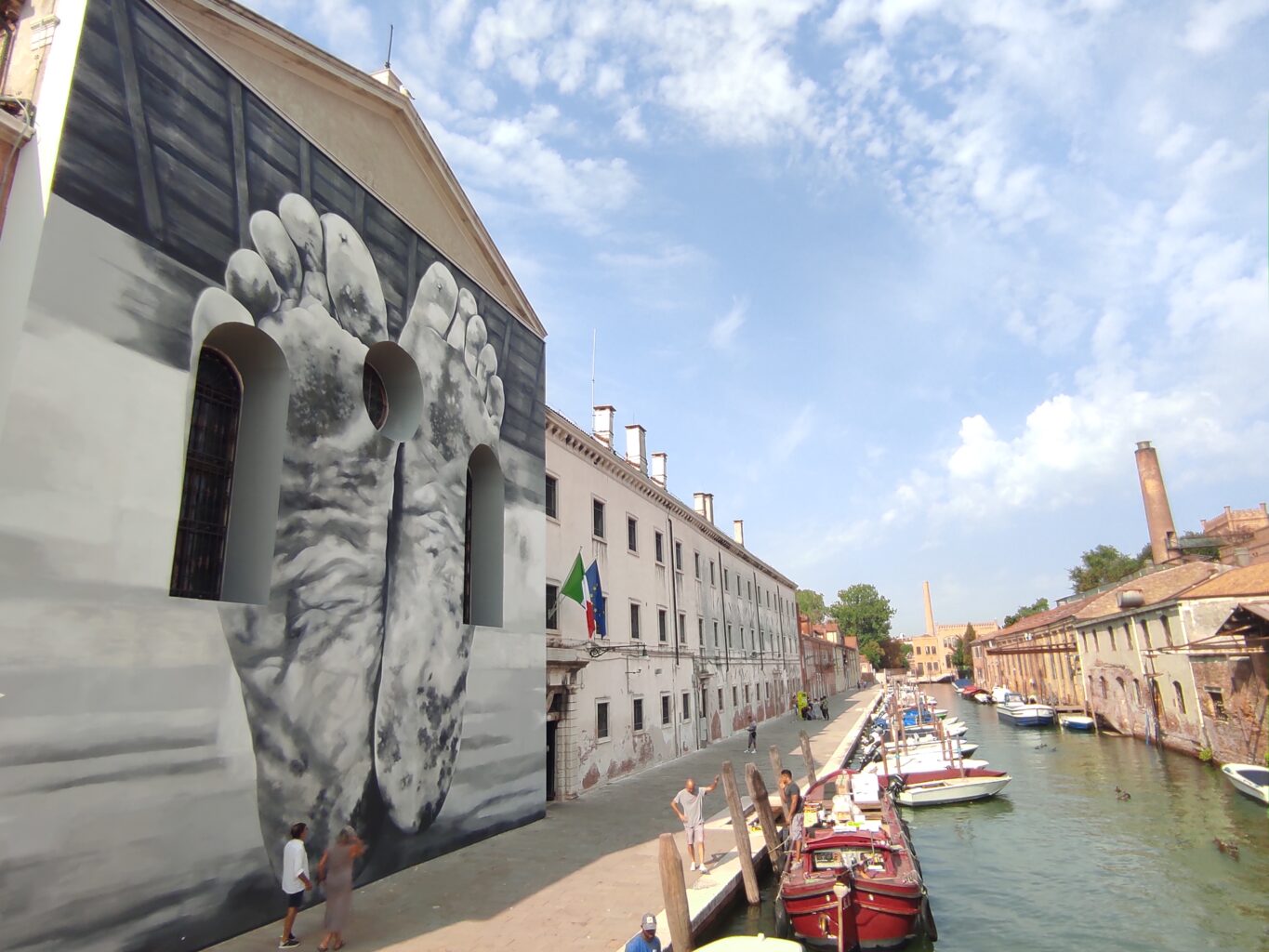 Mural na fasadzie kaplicy przylegającej do murów więziennych
 (Fot. Małgorzata Niedzwiecka).