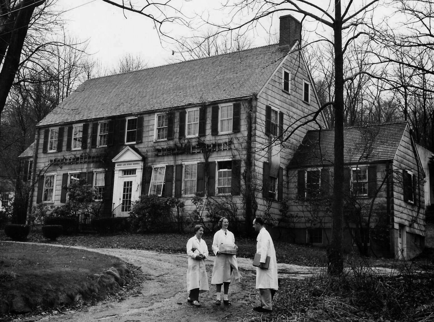  Wacław Szybalski przed Nichols Building w Cold  
Spring Harbor Laboratory, ok. 1953 roku 
(Fot. archiwum prywatne).