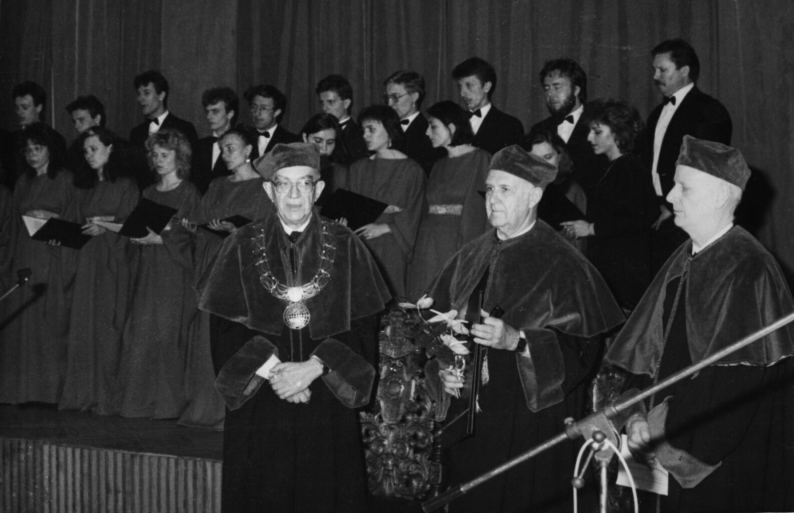  Uroczystość nadania prof. Wacławowi Szybalskiemu tytułu  
doktora honoris causa Uniwersytetu Gdańskiego w 1989 roku.  
Po prawej stronie jego promotor prof. Karol Taylor,  
po lewej – prof. Juliusz Tokarski 
(Fot. archiwum prywatne).