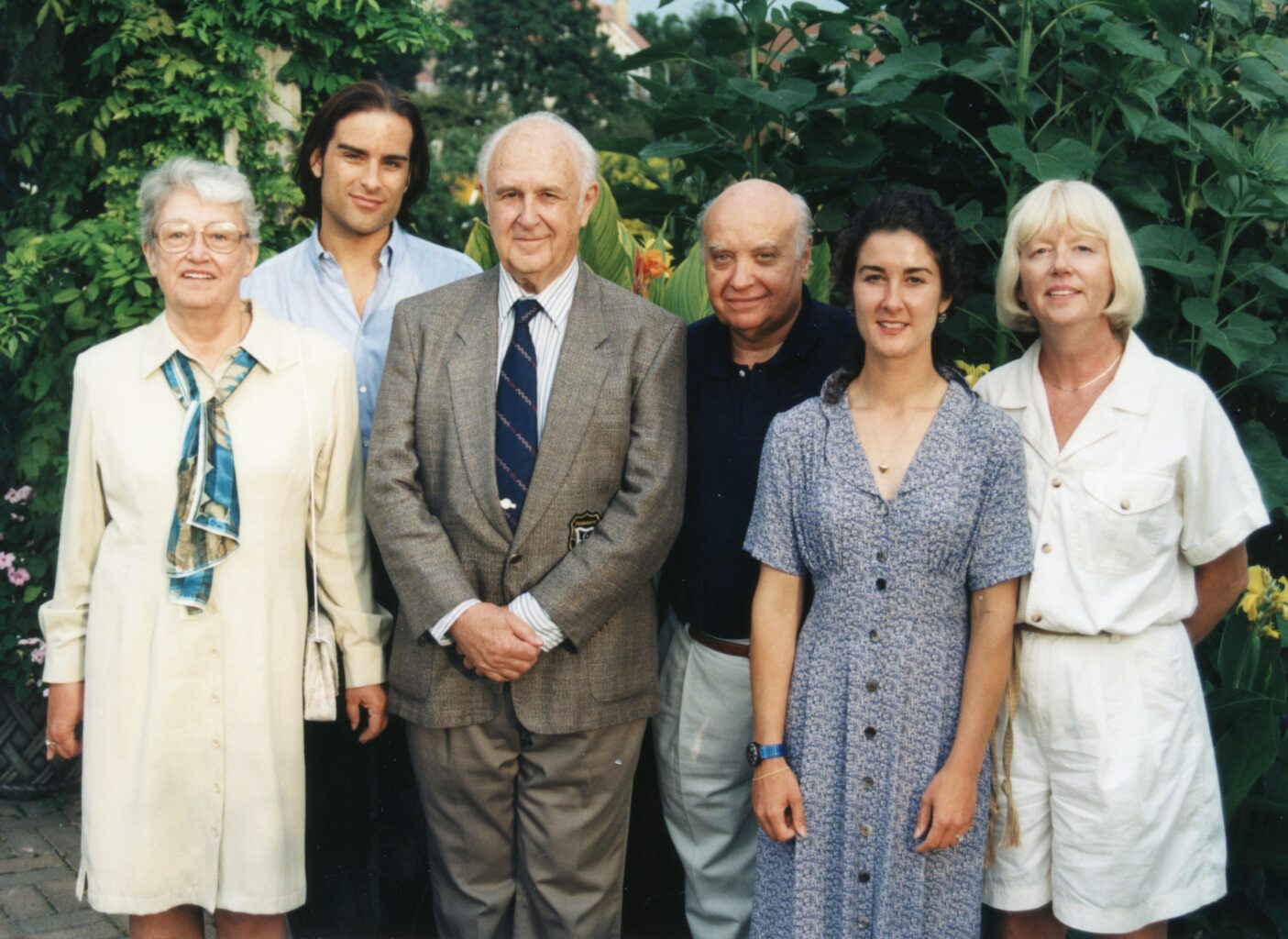 Rodzina prof. Szybalskiego w czasie przyjęcia w uniwersyteckim ogrodzie Allen Centennial Garden w sierpniu 1997 roku. Od lewej: żona Elizabeth, syn Stefan, prof. Szybalski, brat Stanisław, córka Basia i bratowa Julienne (Fot. archiwum prywatne).