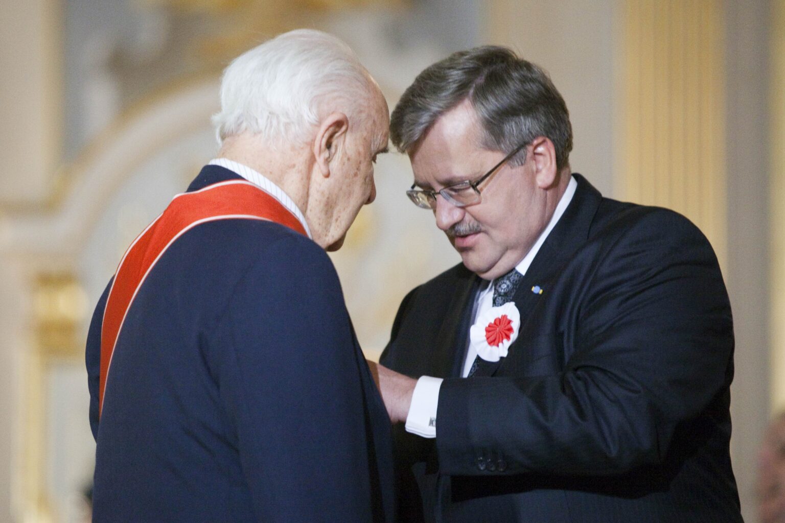 Prezydent RP Bronisław Komorowski dekoruje  
prof. Wacława Szybalskiego Krzyżem Wielkim Orderu  
Odrodzenia Polski Polonia Restituta w czasie uroczystości  
na Zamku Królewskim w Warszawie, 3 maja 2011 roku 
(Fot. archiwum prywatne).