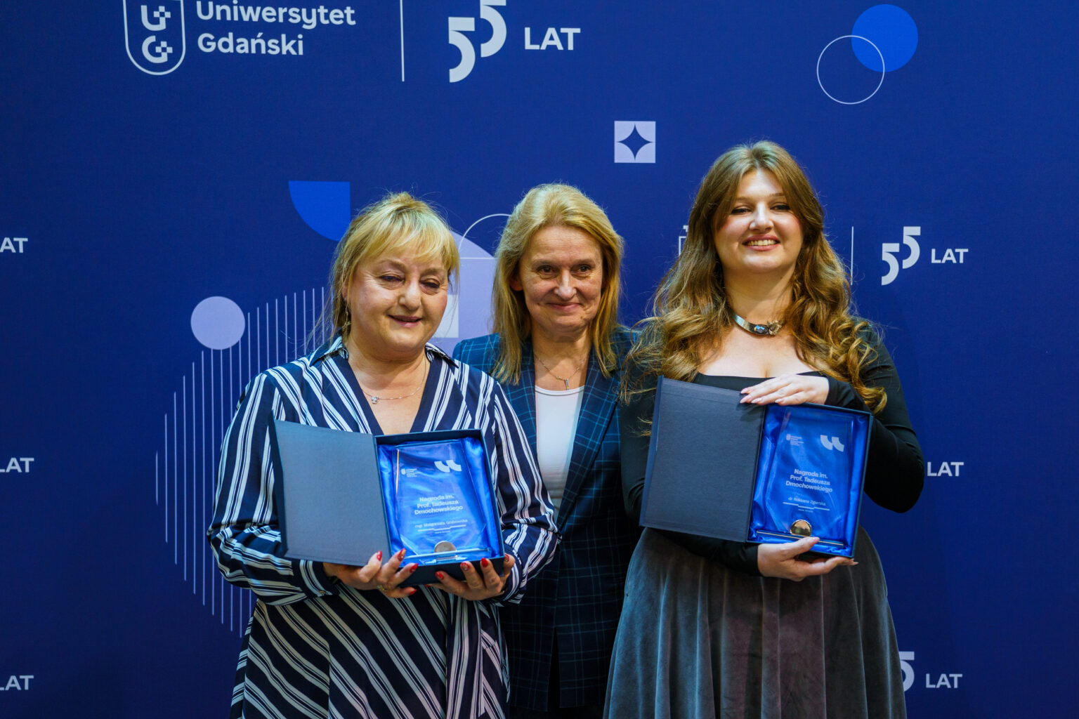  Profesor Urszula Patocka-Sigłowy  
i laureatki Nagrody im. Profesora  
Tadeusza Dmochowskiego:  
mgr Małgorzata Grabowska (po lewej)  
i dr Roksana Zgierska (po prawej)
 (Fot. CASiD).