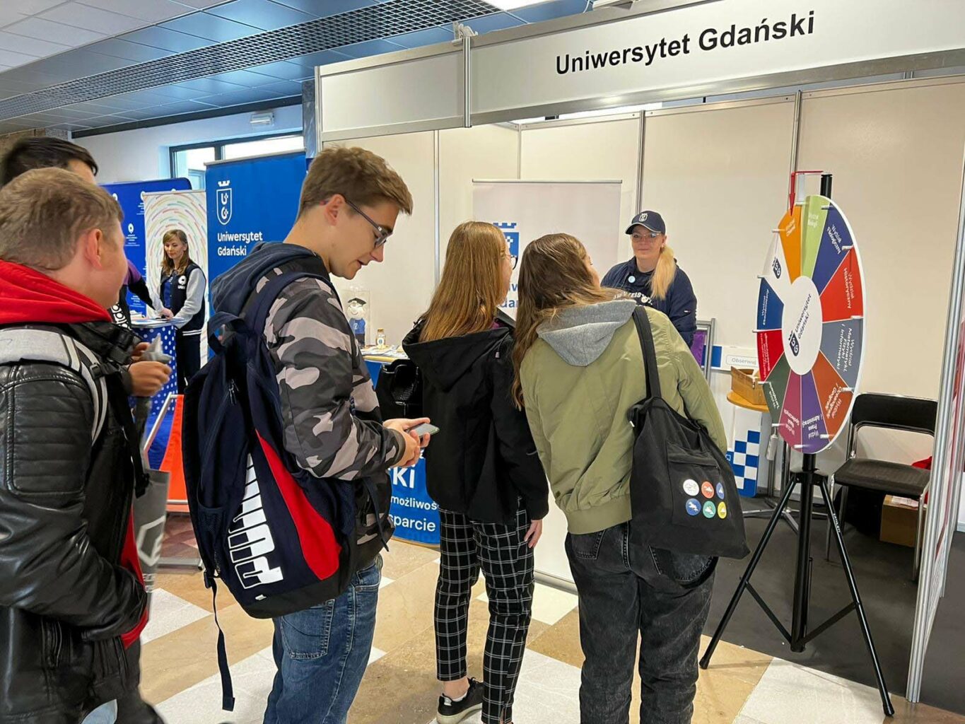 Stoisko Uniwersytetu Gdańskiego podczas targów edukacyjnych na Politechnice Warszawskiej w roku 2023. Fot. archiwum prywatne