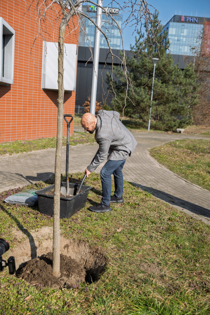 Akcja sadzenia drzewa „Let’s Grow Together”
(Fot. Piotr Patalas).