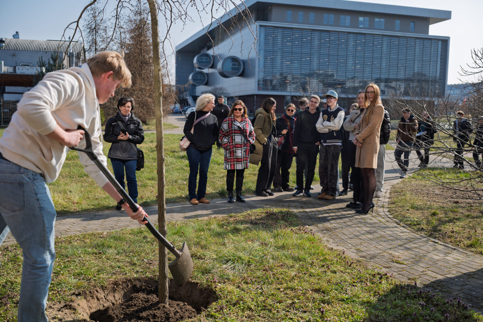Akcja sadzenia drzewa „Let’s Grow Together”
(Fot. Łukasz Bień).