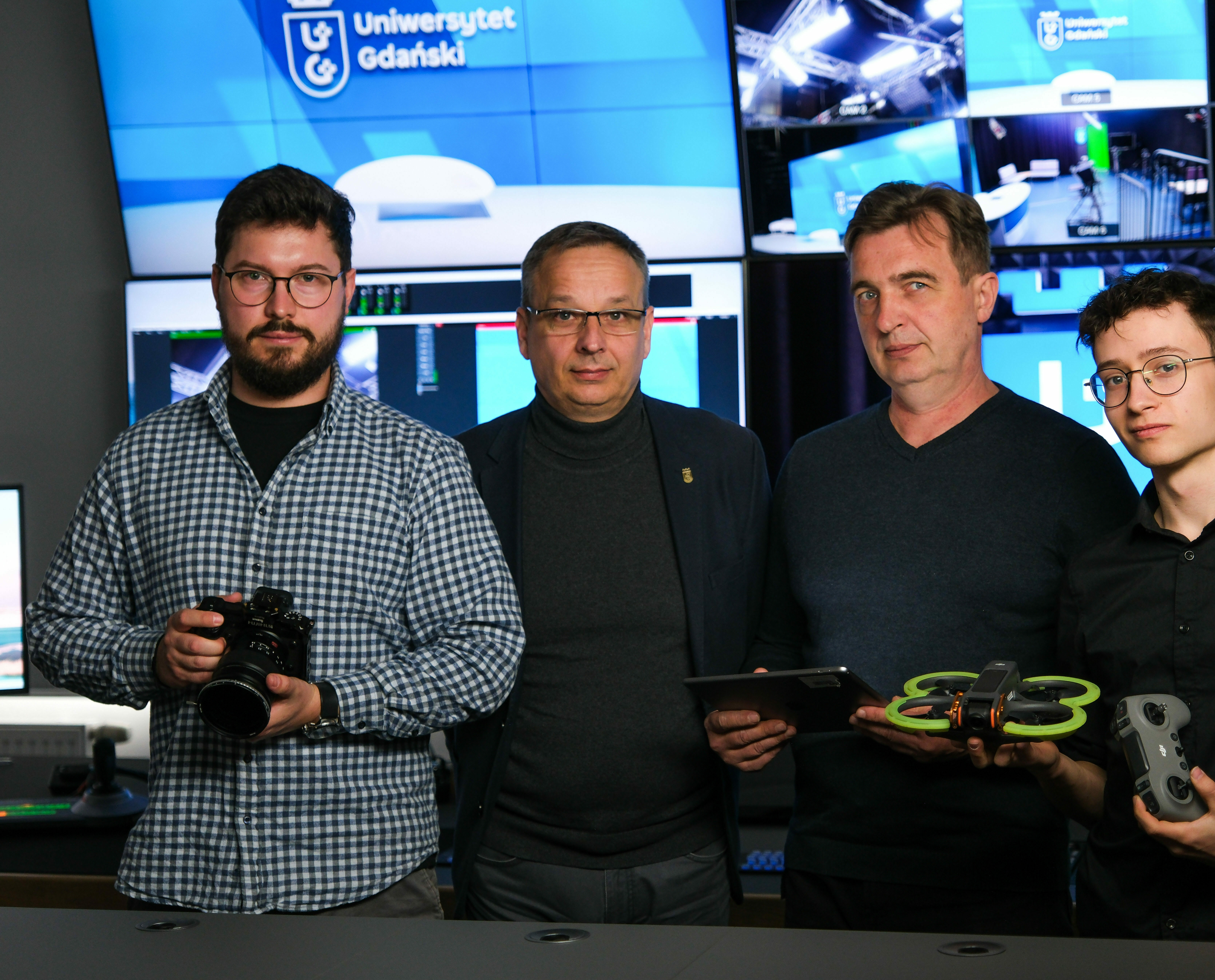 Zespół Centrum Produkcji Filmowej i Dokumentalnej UG. Od Lewej: Sebastian Jętczak, Wojciech Głodek (dyrektor Centrum), Marek Zwara i Stanisław Gajewski (Fot. CPFiD UG).