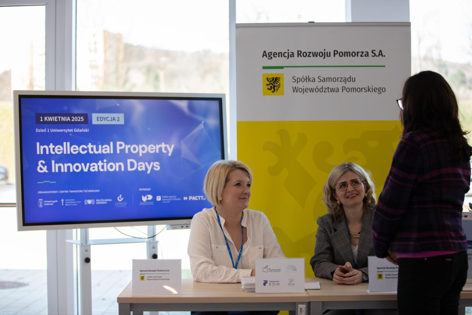 Stoisko Agencji Rozwoju Pomorza
(Fot. Bartłomiej Jętczak/CKiP UG).