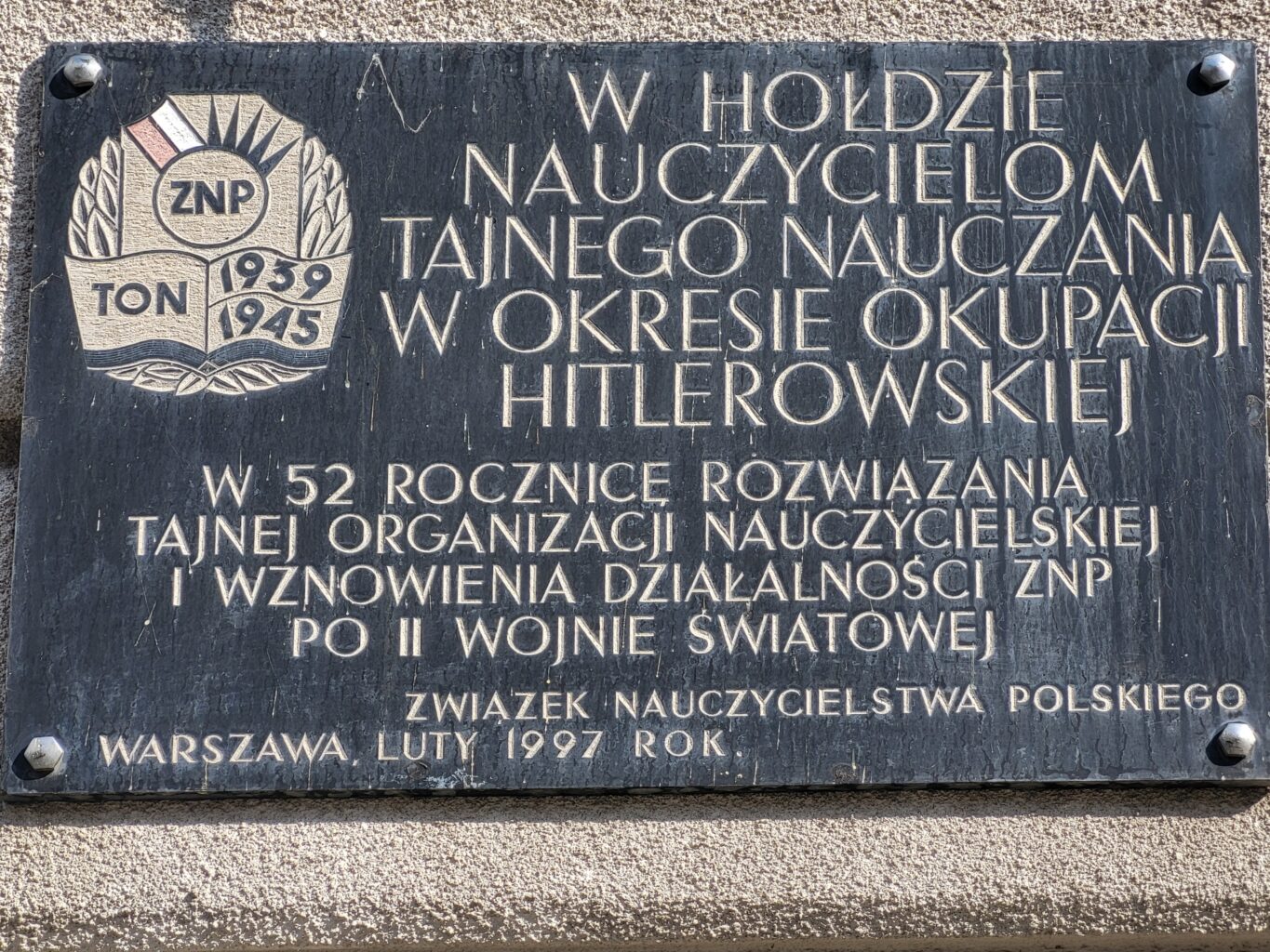 Tablica na ścianie budynku
przy ul. Smulikowskiego w Warszawie
poświęcona nauczycielom
z Tajnej Organizacji Nauczycielskiej
(Fot. Bartosz Chojnacki).
