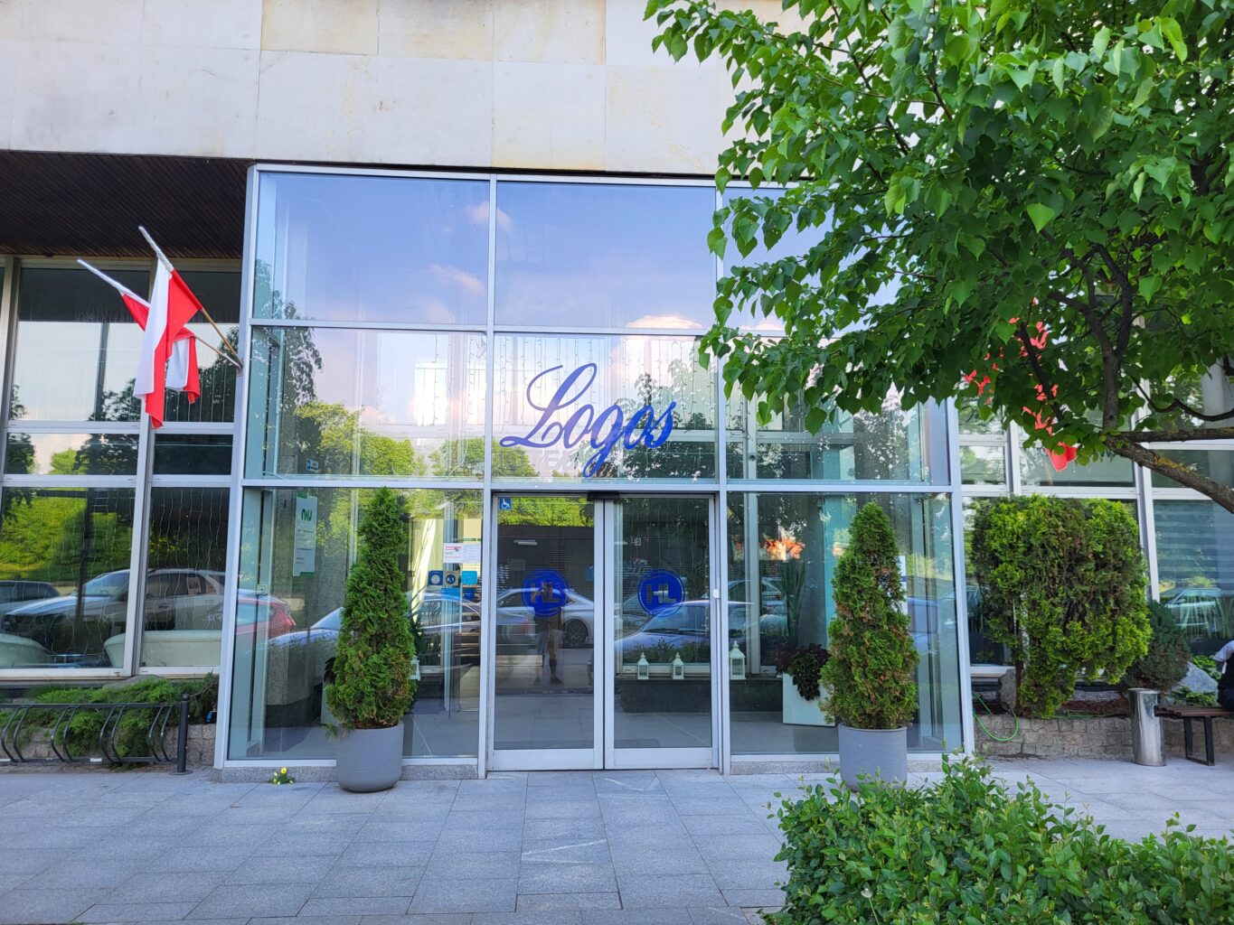 Wejście do hotelu Logos (Fot. Bartosz Chojnacki).