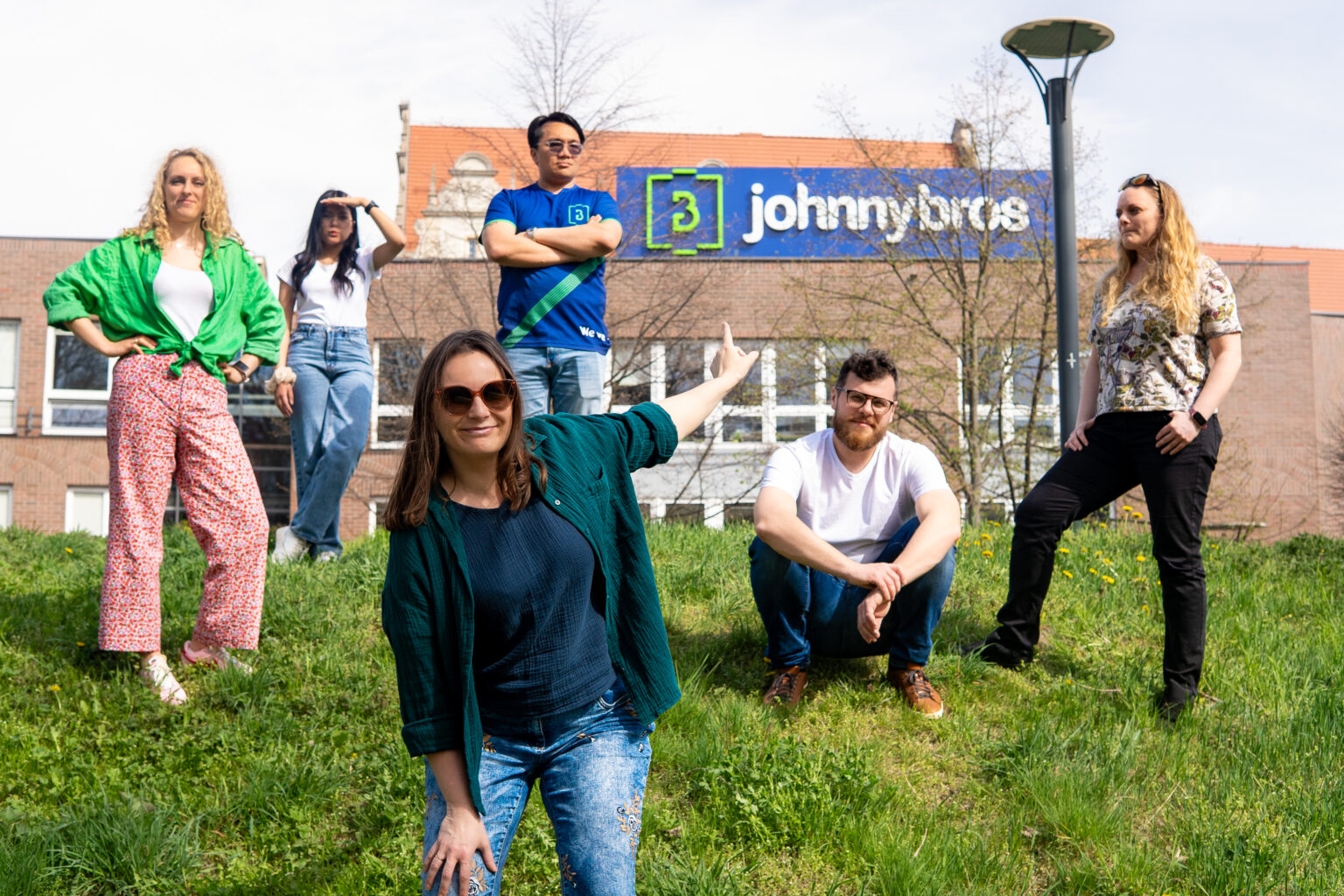 Zgrana ekipa sponsora tytularnego drużyny siatkówki kobiet AZS UG przed siedzibą JohnnyBros (Fot. Michał Kozłowski).