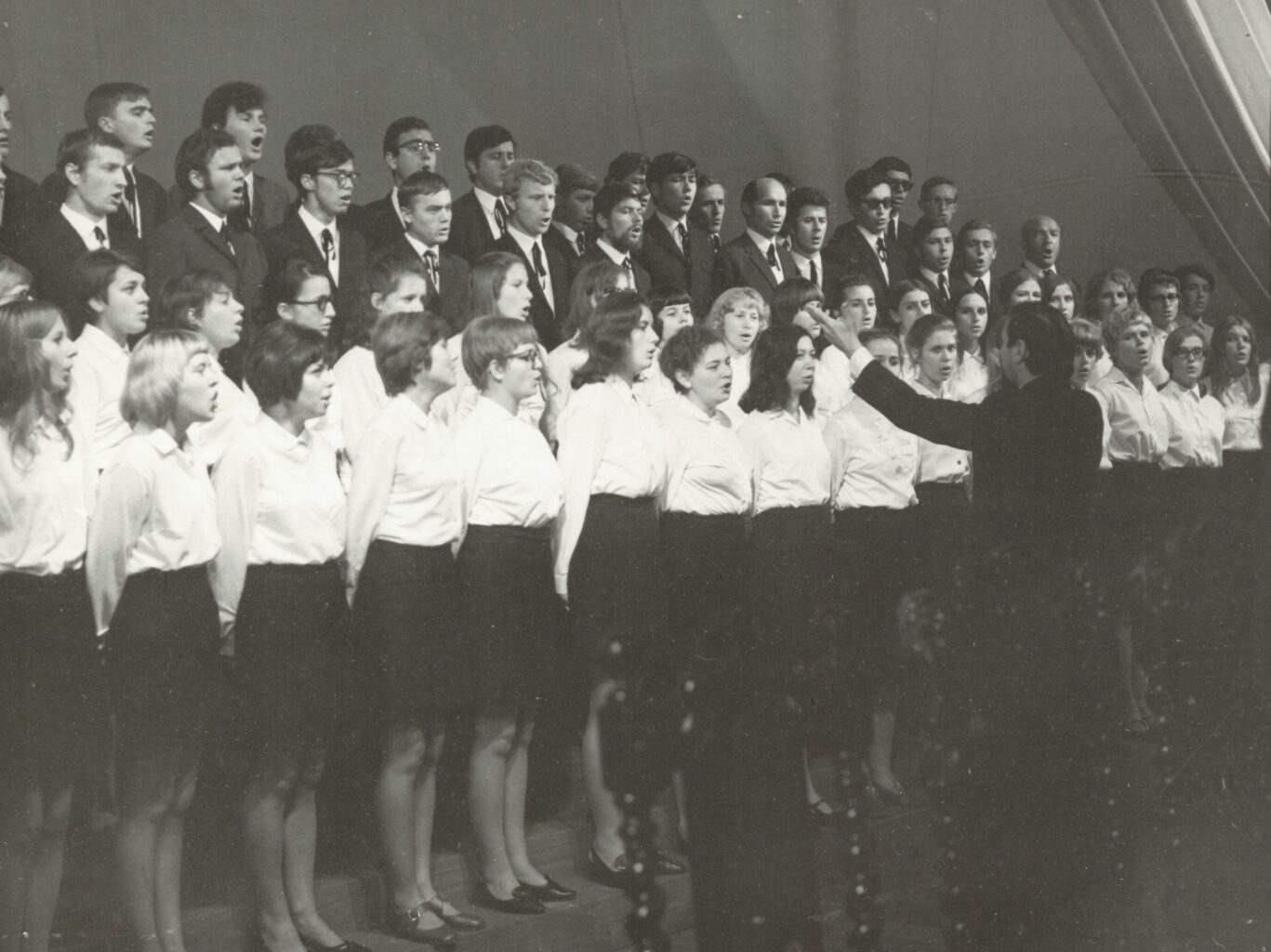 Chór UG śpiewa Gaudeamus igitur podczas inauguracji
roku akademickiego 1970–1971
(Fot. ze zbiorów BUG/aut. Zdzisław Błażejczyk).