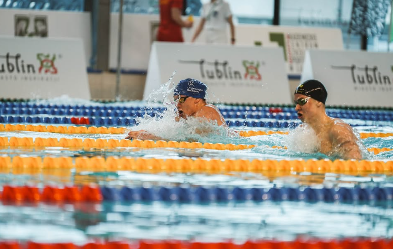 Na fali sukcesu – pływacy UG z medalami AMP 2025