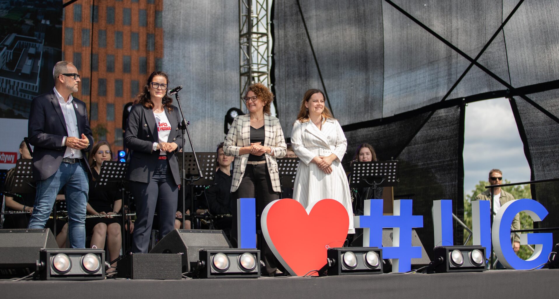 Rektor UG prof. Piotr Stepnowski
i trójmiejskie prezydentki:
Aleksandra Dulkiewicz,
Magdalena Czarzyńska-Jachim
i Aleksandra Kosiorek
(Fot. Bartłomiej Jętczak/CKiP UG).