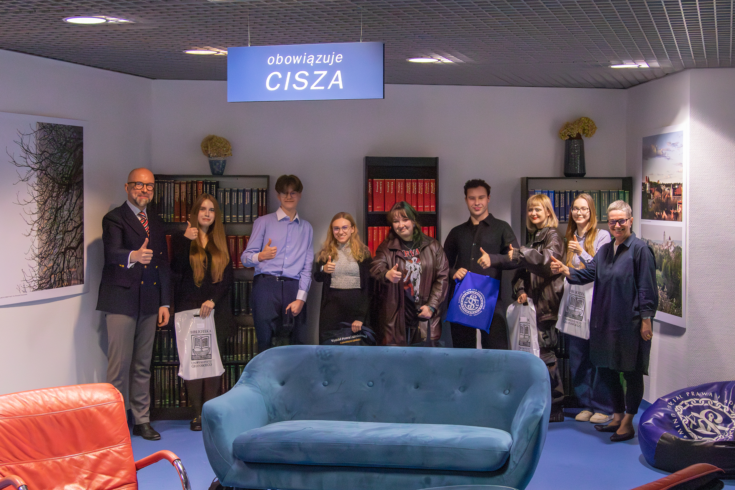 Wręczenie nagród w konkursie „Krzyżówka na 55-lecie WPiA UG” w Bibliotece Prawnej UG (Fot. Sławomir Dajkowski).