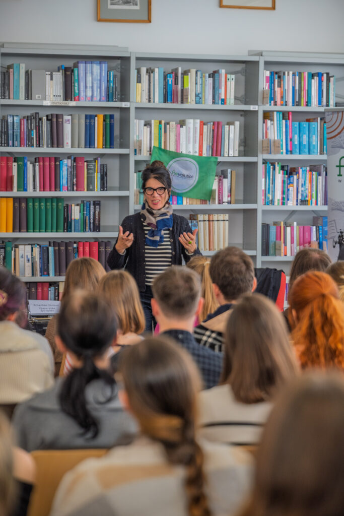 Brigitte Giraud, wybitna  
francuska pisarka, z wizytą 
w Bibliotece Neofilologicznej 
Uniwersytetu Gdańskiego (Fot. Łukasz Bień).