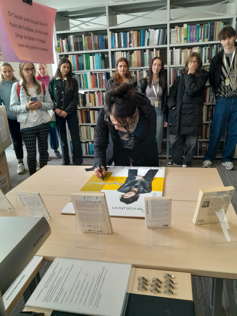  Brigitte Giraud, wybitna  
francuska pisarka, z wizytą 
w Bibliotece Neofilologicznej 
Uniwersytetu Gdańskiego (Fot. Marlena Gracz).
