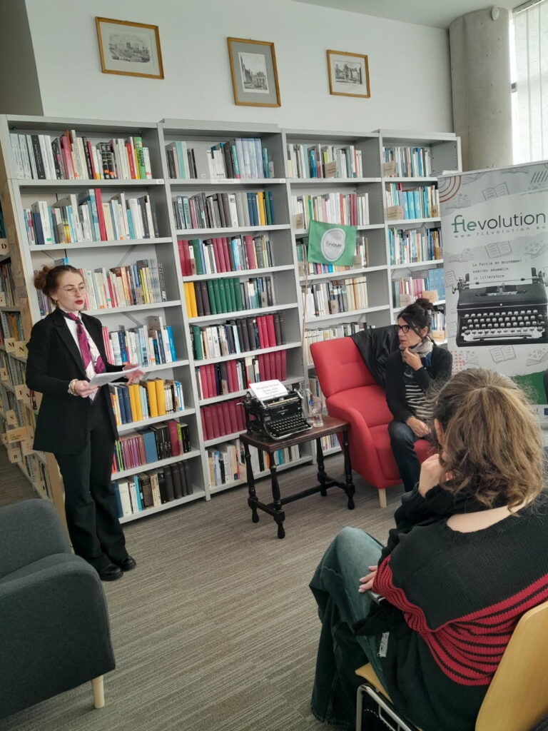 Brigitte Giraud, wybitna  
francuska pisarka, z wizytą 
w Bibliotece Neofilologicznej 
Uniwersytetu Gdańskiego (Fot. Marlena Gracz).