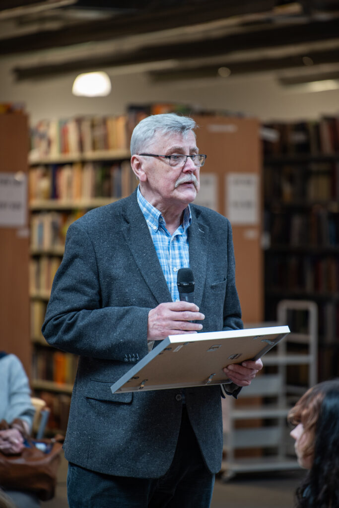 Wernisaż wystawy „W kartach zapisane. 55 lat Uniwersytetu Gdańskiego”.
Od lewej: prof. Jan Iluk, prof. Ewa Łojkowska, prof. Robert Alicki
(Fot. Piotr Patalas).
