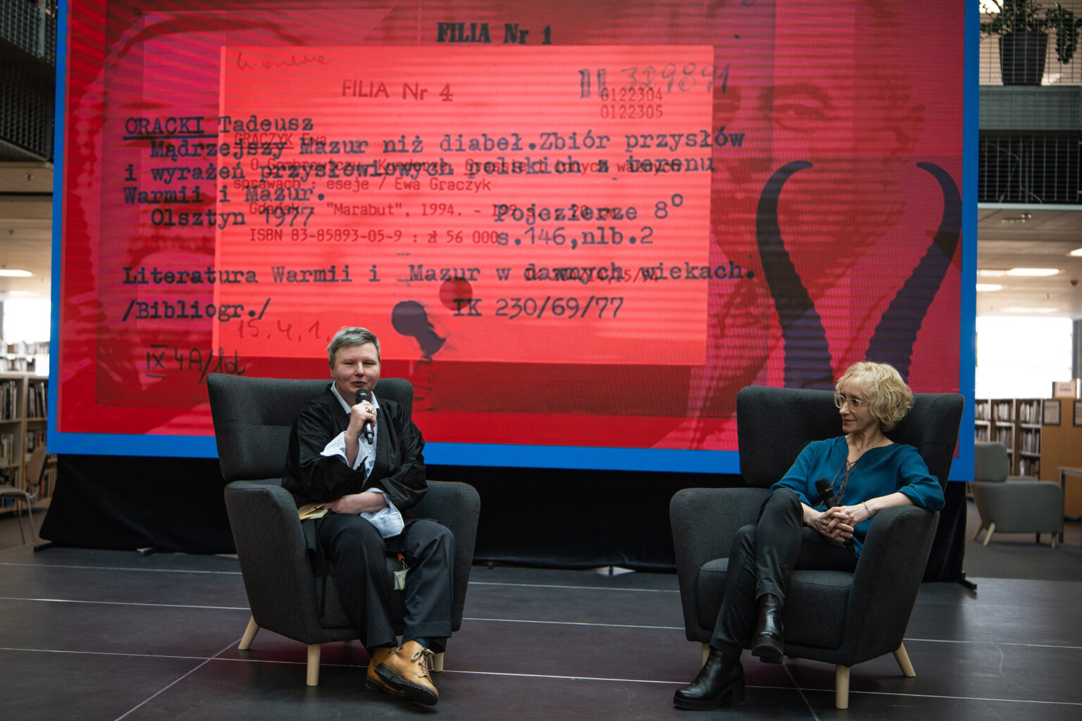 Dominika Skutnik
i dr Katarzyna Wawrzynkowska
podczas wernisażu wystawy
„W kartach zapisane. 55 lat Uniwersytetu
Gdańskiego”
(Fot. Piotr Patalas).