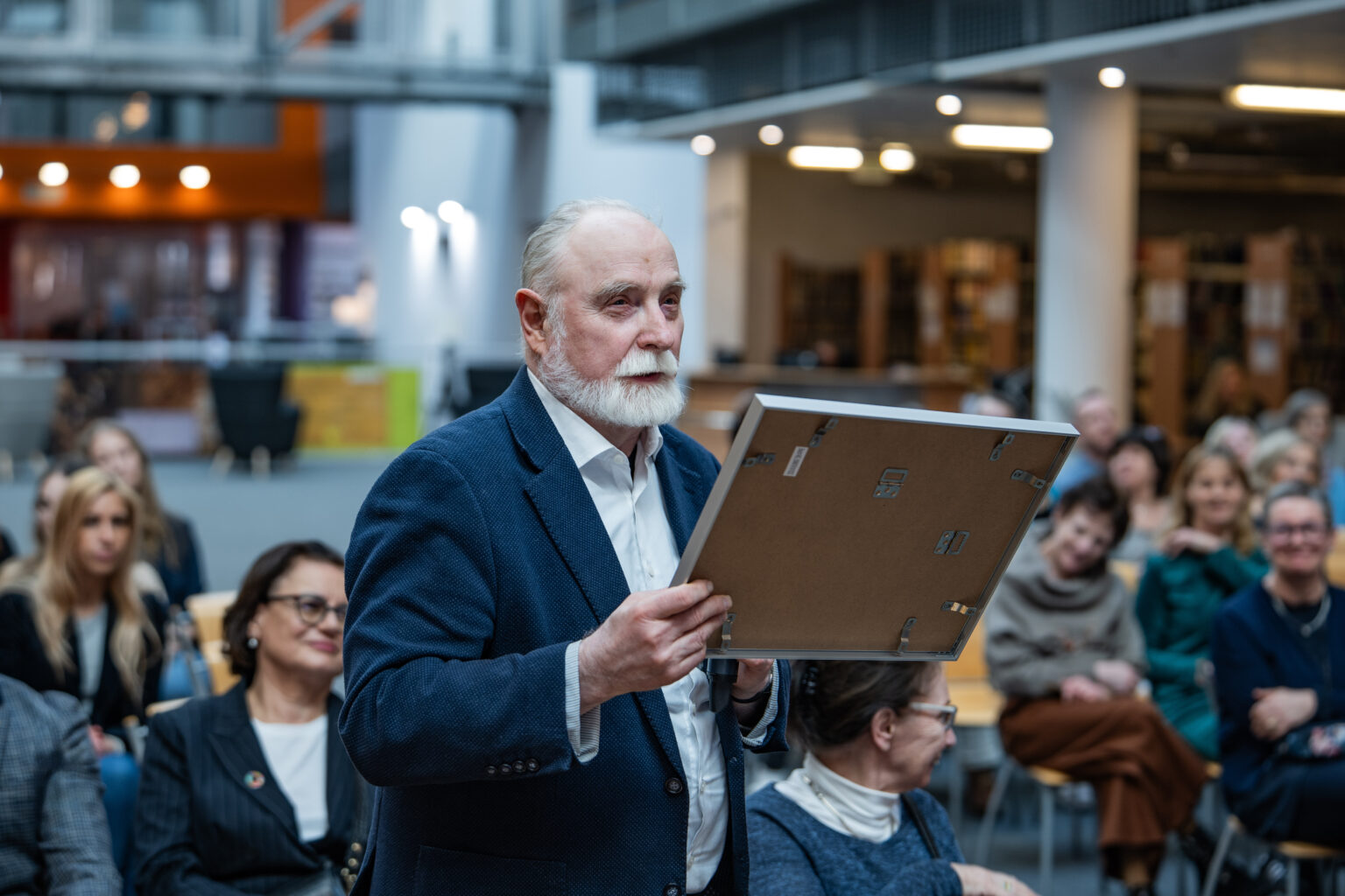 Wernisaż wystawy „W kartach zapisane. 55 lat Uniwersytetu Gdańskiego”.
Od lewej: prof. Stefan Chwin, prof. Arnold Kłonczyński
(Fot. Piotr Patalas).