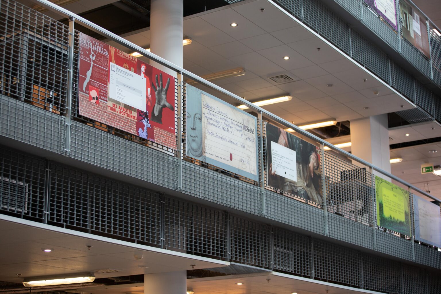 „Galeria krat” w Bibliotece Głównej UG –
surowe, metalowe przęsła, będące
idealnym tłem dla kolorowych kart
(Fot. Bartłomiej Jętczak/CKiP UG).