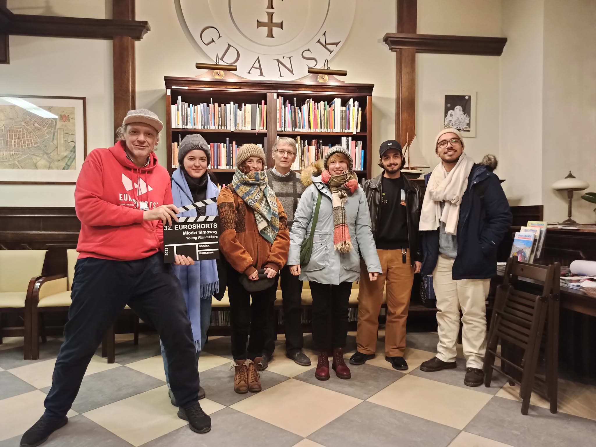 Euroshorts 2023. W środku Zbigniew Walczak, kierownik Filii Gdańskiej WiMBP w Gdańsku, pierwszy z lewej Przemek Młyńczyk, dyrektor artystyczny festiwalu Euroshorts (Fot. archiwum festiwalu Euroshorts).