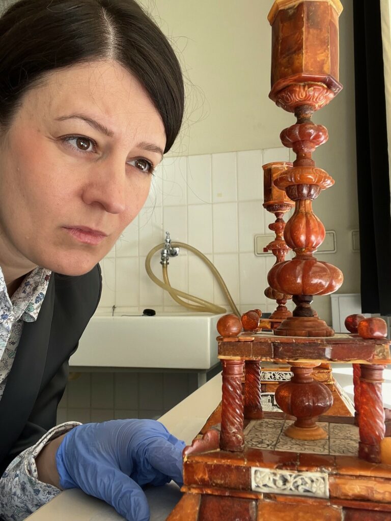 Doktor Anna Sobecka w pracowni konserwatorskiej 
podczas analizy świecznika z kolekcji Altona Museum
 (Fot. archiwum prywatne).