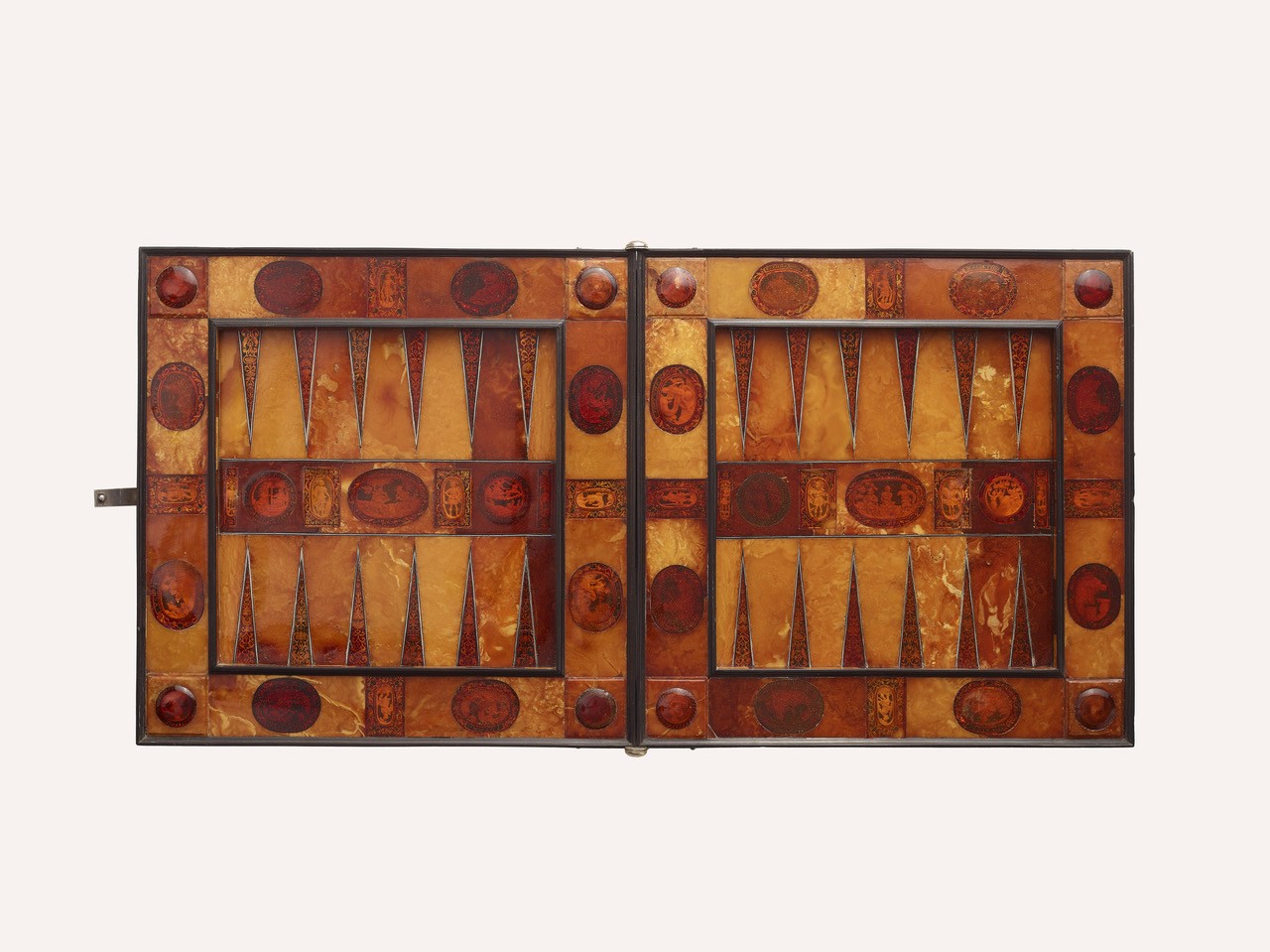 Bursztynowa szkatuła służąca 
do gry w szachy, tryktraka i młynek,
 należąca niegdyś do Anny Duńskiej,
 żony Jakuba I Stuarta
 (Fot. ze zbiorów cyfrowych
 Deutsches Historisches Museum;
 https://www.dhm.de/blog/2024/02/14/
 king-in-check-the-amber-board-game--cassette/ ).