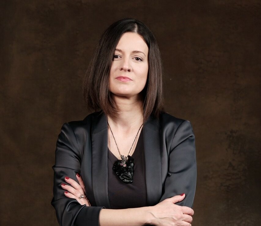 Doktor Anna Sobecka. Zdjęcie z wystawy plenerowej „UCZONE”, prezentowanej w 2024 r. w Hevelianum i na kampusach Uczelni Fahrenheita (Fot. Dominik Kulaszewicz).