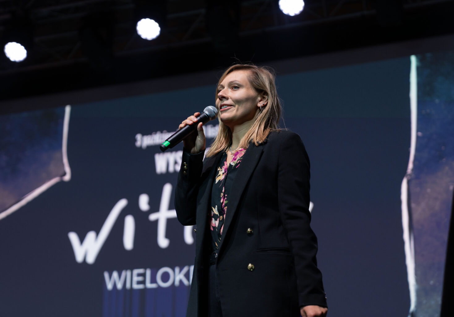 Marta Szaszkiewicz-Sawa,
dyrektorka Muzeum UG,
opowiada o sukcesie wystawy
„Witkacy wielokrotny” i jej finisażu,
który odbył się 29 listopada br.
(Fot. Bartłomiej Jętczak/CKiP UG).