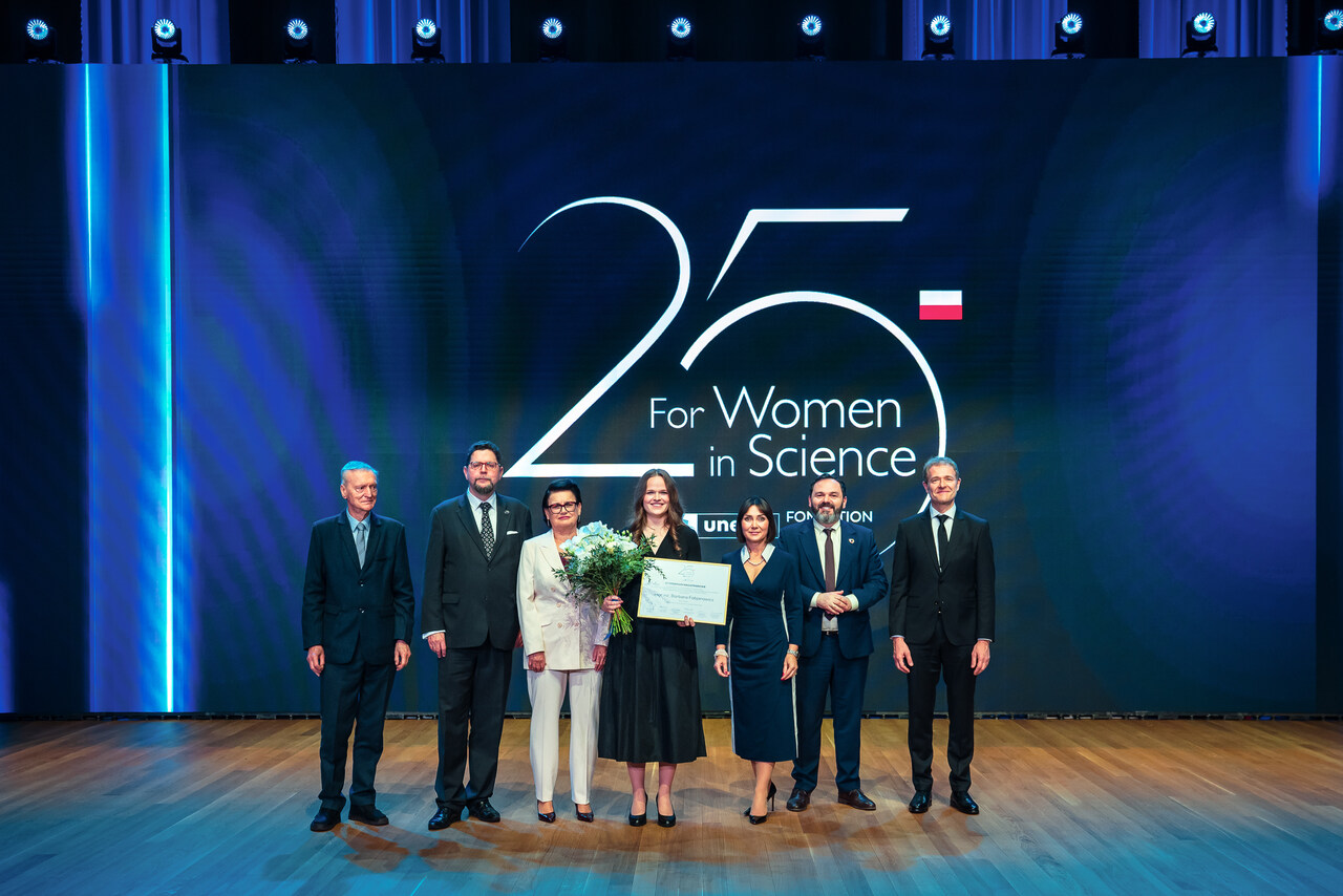 25. gala L’Oréal-UNESCO Dla Kobiet i Nauki. Od lewej: prof. Michał Kleiber, prof. Andrzej Szeptycki, prof. Ewa Łojkowska, mgr inż. Barbara Fabjanowicz, prof. Katarzyna Starowicz-Bubak, Kamil Wyszkowski i Valéry Gaucherand