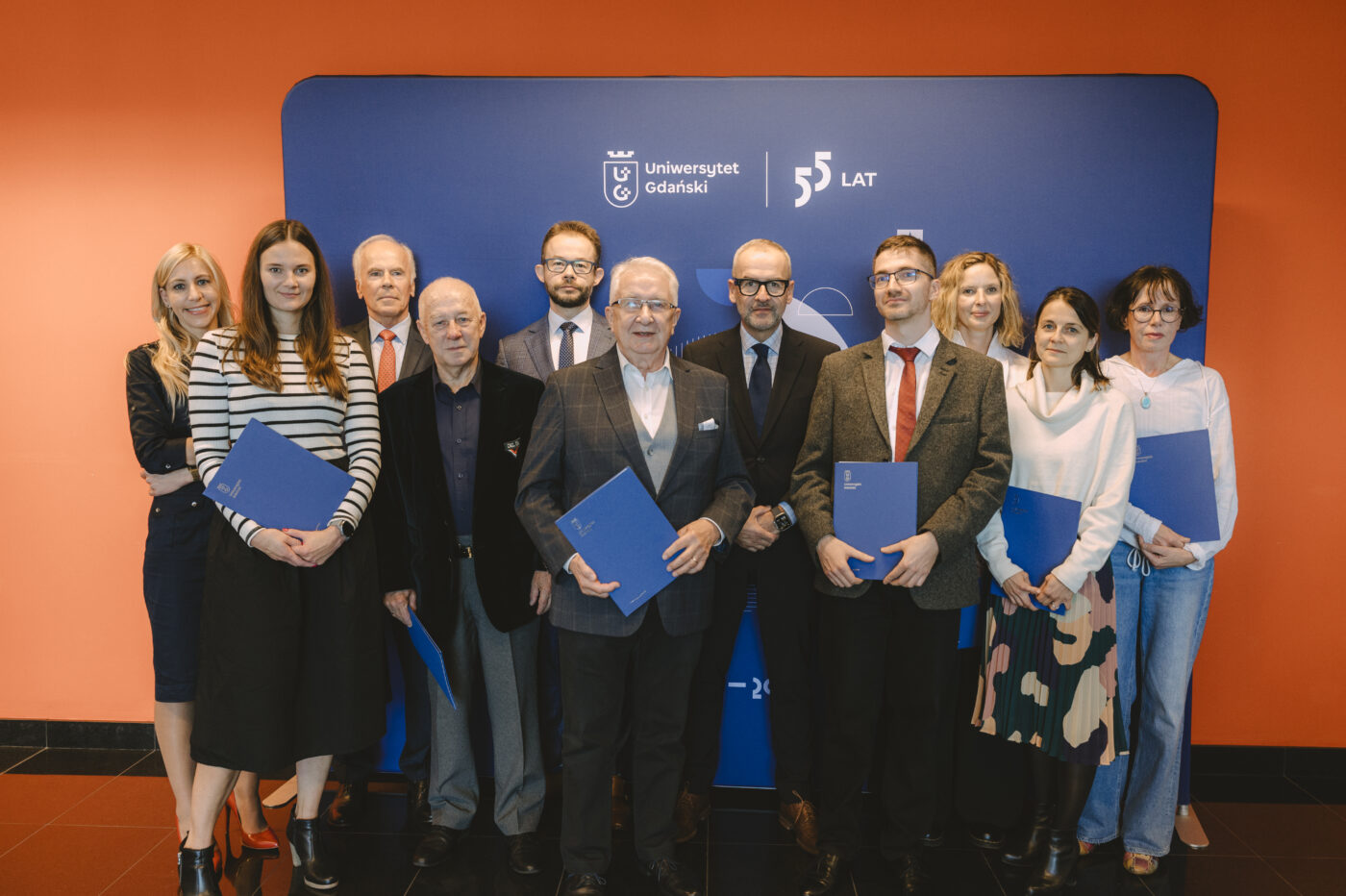 Dyrektor WUG dr Joanna Kamień,  
rektor UG prof. Piotr Stepnowski  
i laureaci XII edycji Konkursu WUG:  
dr Liwia Delińska, prof. Mirosław Szreder, 
prof. Zdzisław Brodecki, dr Arkadiusz 
Kozłowski, prof. Edmund Wittbrodt,  
dr Karol Gregorczuk, dr Olga Śniadach,  
dr Anna Podolska, prof. Hanna  
Dymel-Trzebiatowska 
(Fot. Milena Szabat).