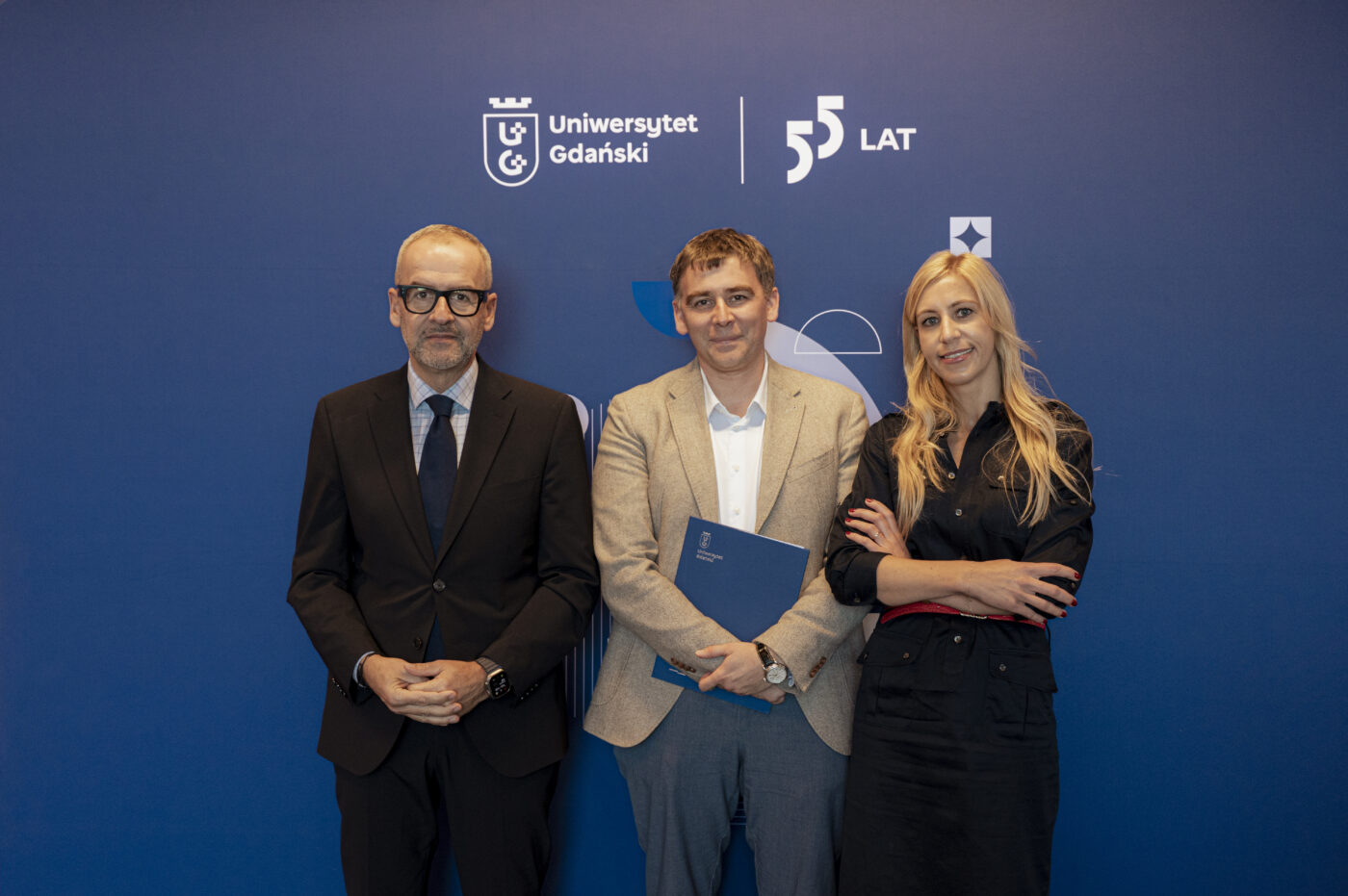 Rektor UG prof. Piotr Stepnowski, prof. Piotr Samól (laureat XI edycji Konkursu WUG), dyrektor WUG dr Joanna Kamień (Fot. Milena Szabat).